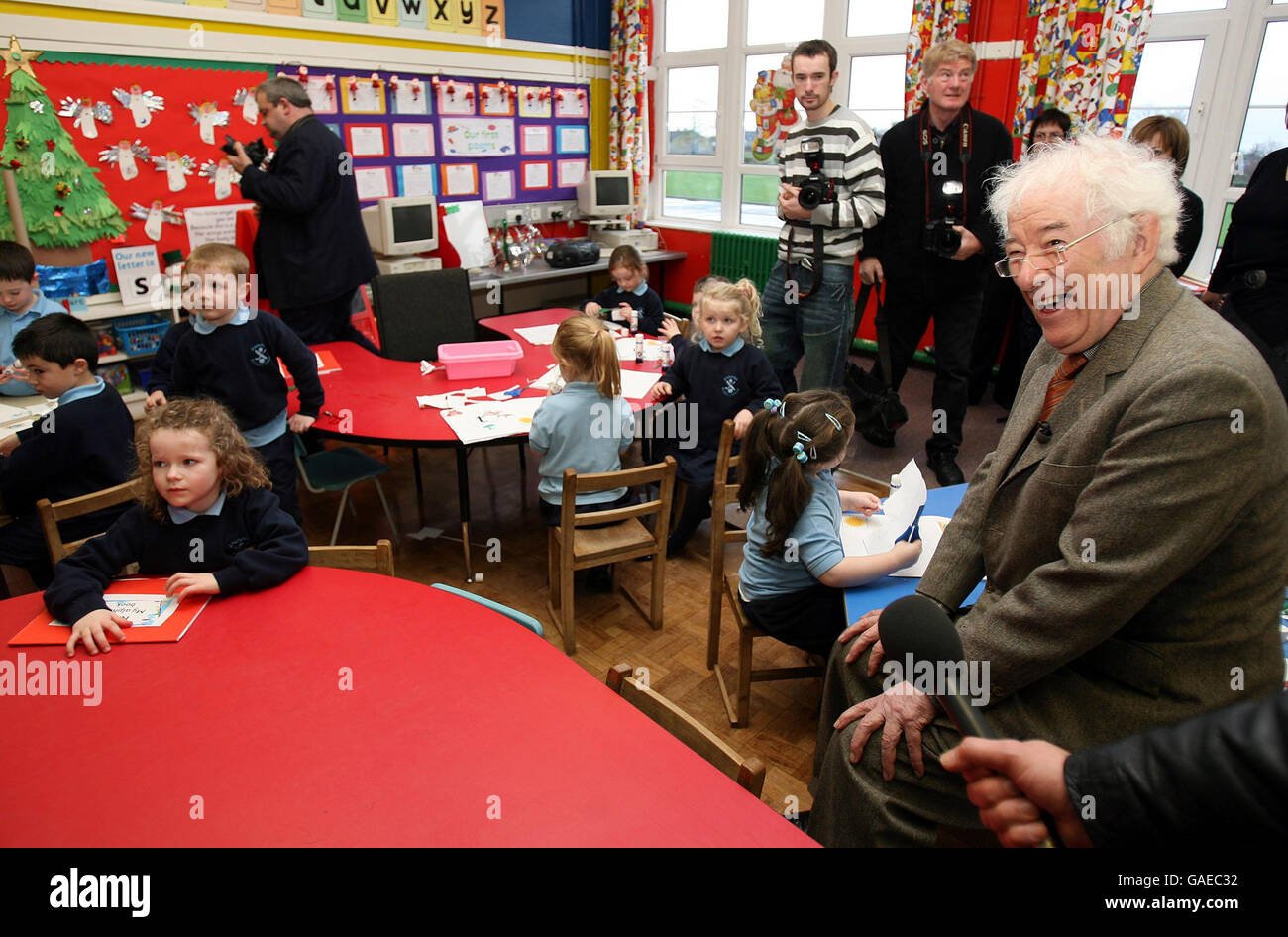 Seamus Heaney, Nobelpreisträger für Poesie, trifft Primary One-Schüler bei einem Besuch seiner alten Schule außerhalb von Bellaghy in Co Londonderry. Stockfoto