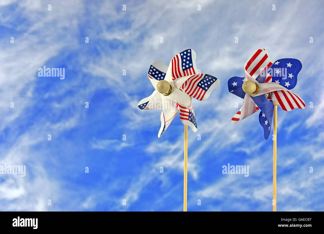 Paar patriotische Windräder mit Sommer Himmelshintergrund. Stockfoto