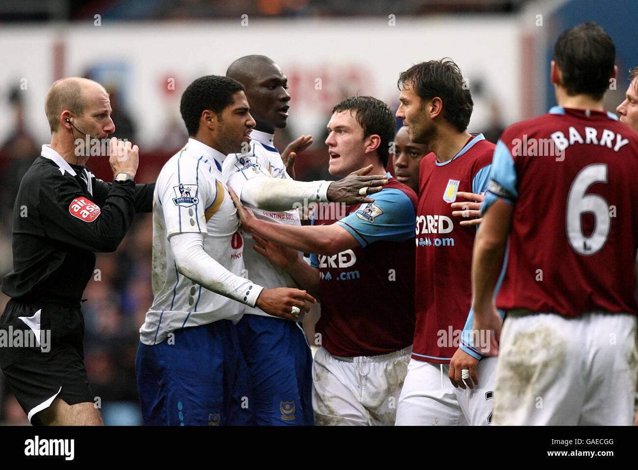 Fußball - Barclays Premier League - Aston Villa V Portsmouth - Villa Park. Spieler aus beiden Teams konfrontieren sich. Stockfoto