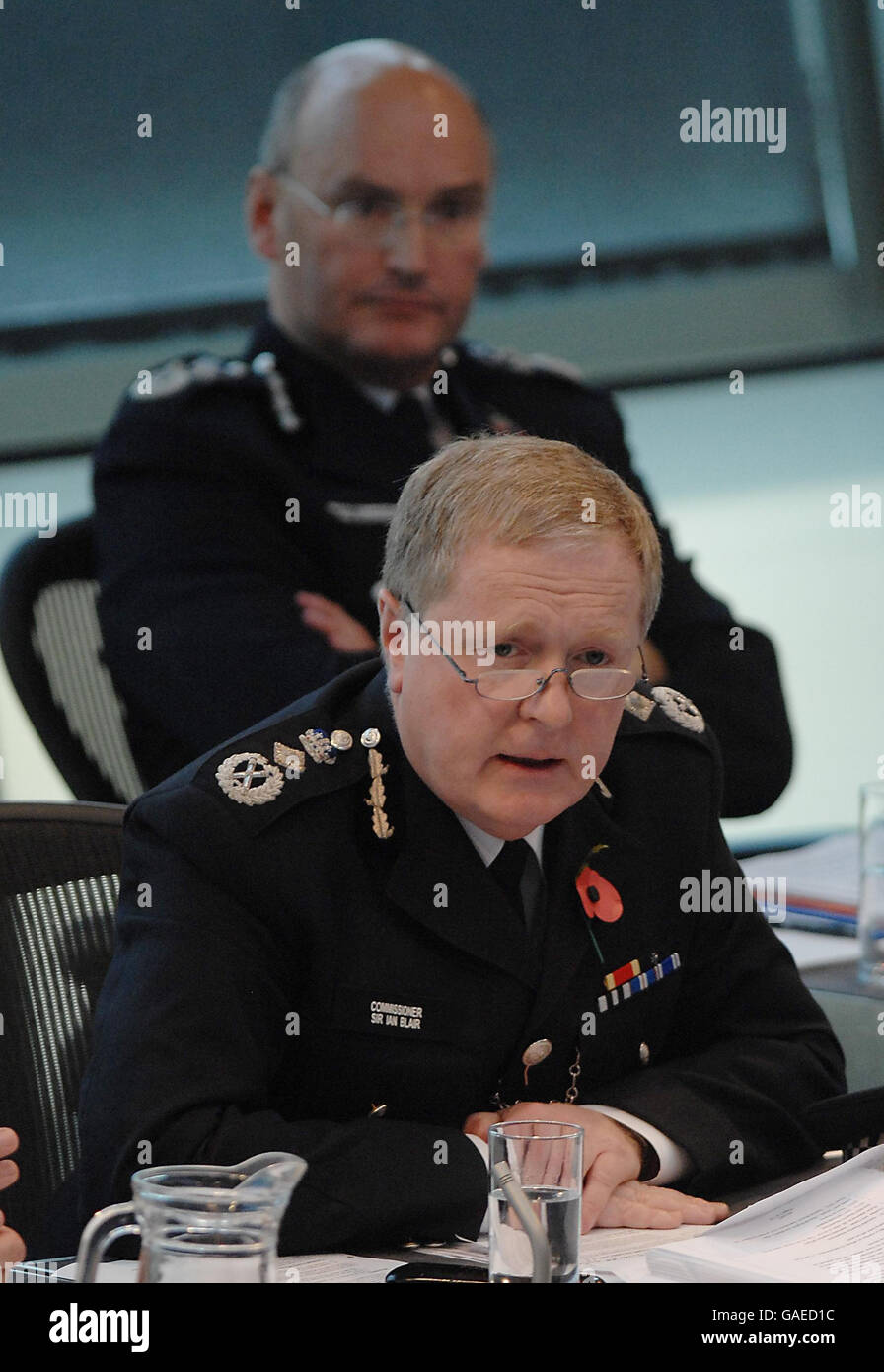 Metropolitan Police Commissioner Sir Ian Blair im City Hall in London mit Fragen von Mitgliedern der Londoner Versammlung konfrontiert. Stockfoto