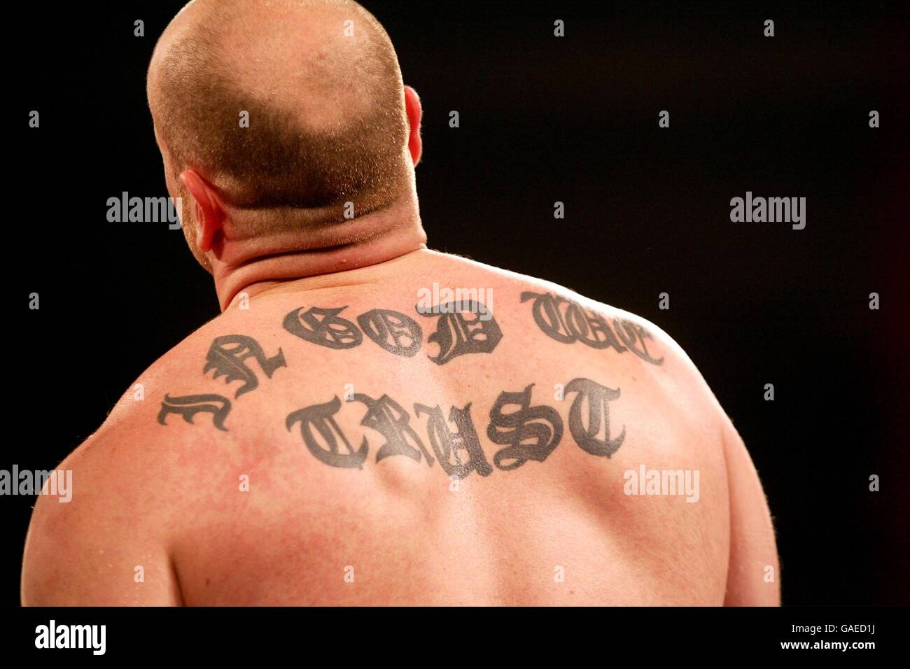Dominic Negus' Tattoo auf seinem Rücken mit der Aufschrift „in God we Vertrauen“ Stockfoto