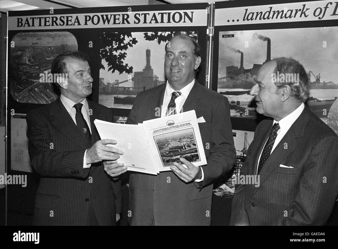 Sir Walter Marshall, Vorsitzender des CEGB (Mitte) mit (rechts) Lord Ezra, Vorsitzender, Gutachter-Gremium und Herr Frank Gibb Vorsitzender von Taylor-Woodrow Bau, auf einer Pressekonferenz in London, um einen zweiteiligen Wettbewerb zu starten, um die beste Nutzung für Battersea Kraftwerk, eines der bekanntesten Wahrzeichen der Hauptstadt zu finden. Stockfoto