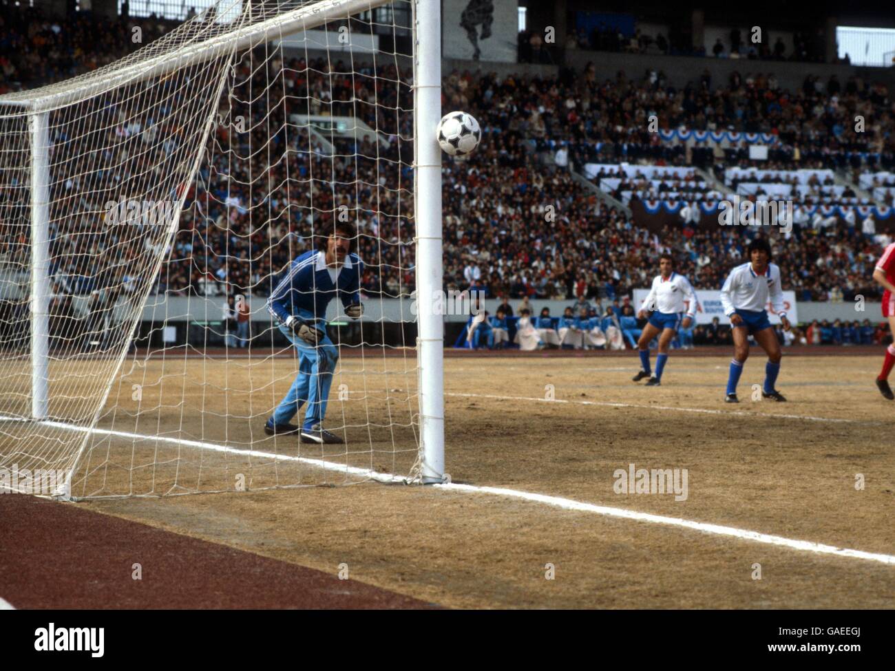 Ein naher Zufluchtsort für Nacional Torhüter Rodolfo Rodriguez als die Ball prallt von der Außenseite des Pfostens ab Stockfoto