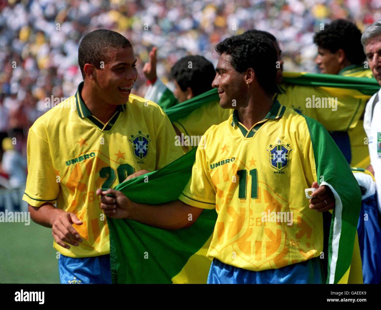 Brasiliens Ronaldo (ein ungenutzter Sub) Feiert den Gewinn des Weltcup-Finales 1994 gegen Italien mit Romario (r) Stockfoto