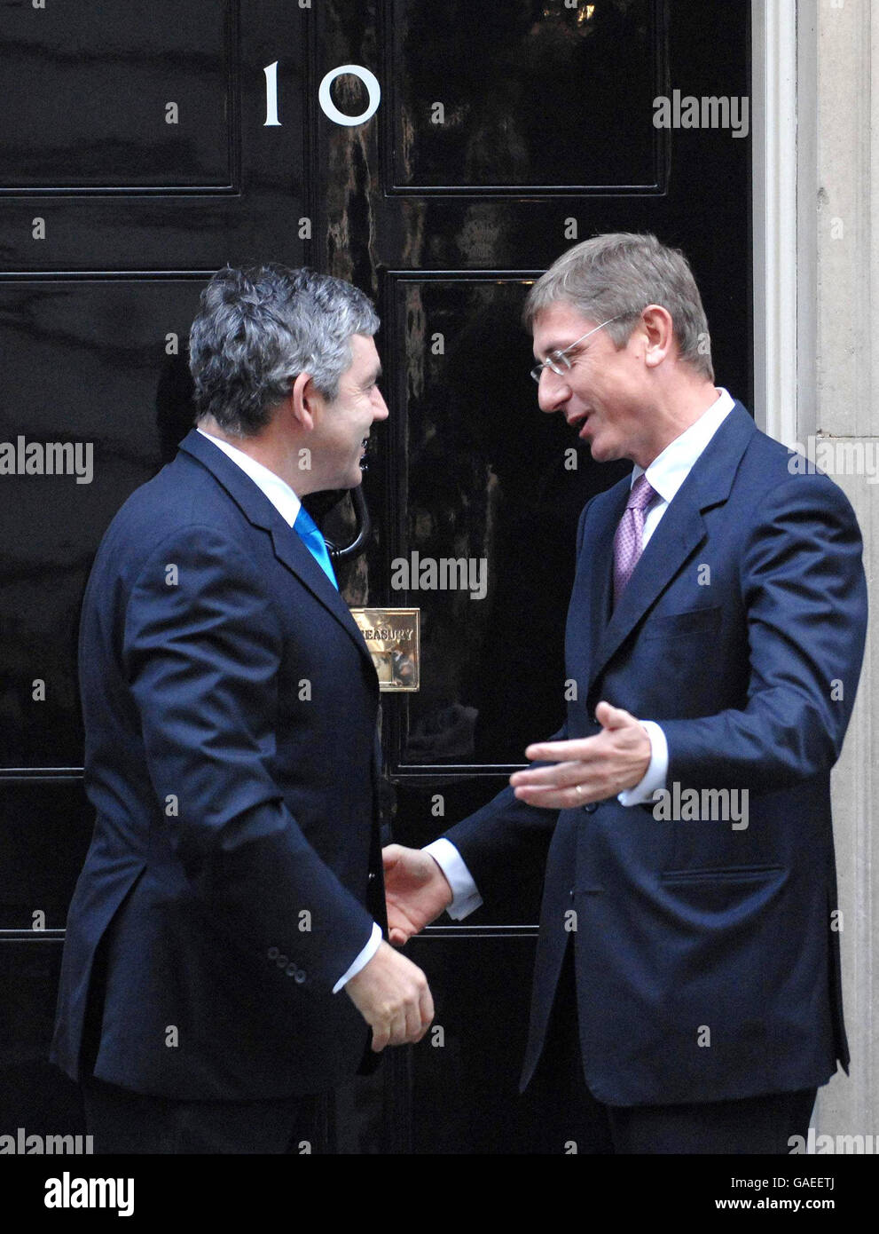 Der britische Premierminister Gordon Brown begrüßt seinen ungarischen Amtskollegen Ferenc Gyurcsany auf den Stufen der Downing Street 10 in London. Stockfoto