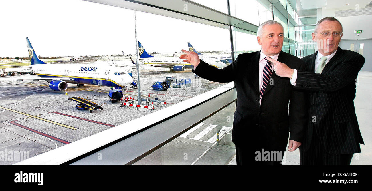 Taoiseach Bertie Ahern (links) bereitet sich darauf vor, den neuen Pier D am Flughafen Dublin mit Gary McGann, dem Vorsitzenden der Dublin Airport Authority (rechts), zu eröffnen. Stockfoto