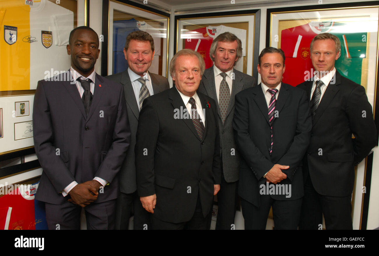 L-R Chris Powell, Vorsitzender der PFA, ehemaliger Spieler und Gewinner des PFA-Spielers des Jahres, Clive Allen, PFA-Chef Gordon Taylor, ehemaliger Spieler und Gewinner des PFA-Spielers des Jahres, Pat Jennings, PFA Deputy Chief Executive Mick McGuire und der ehemalige Spieler Warren Barton beim Football Sale of the Century Collection Start in Harrods, London. Stockfoto