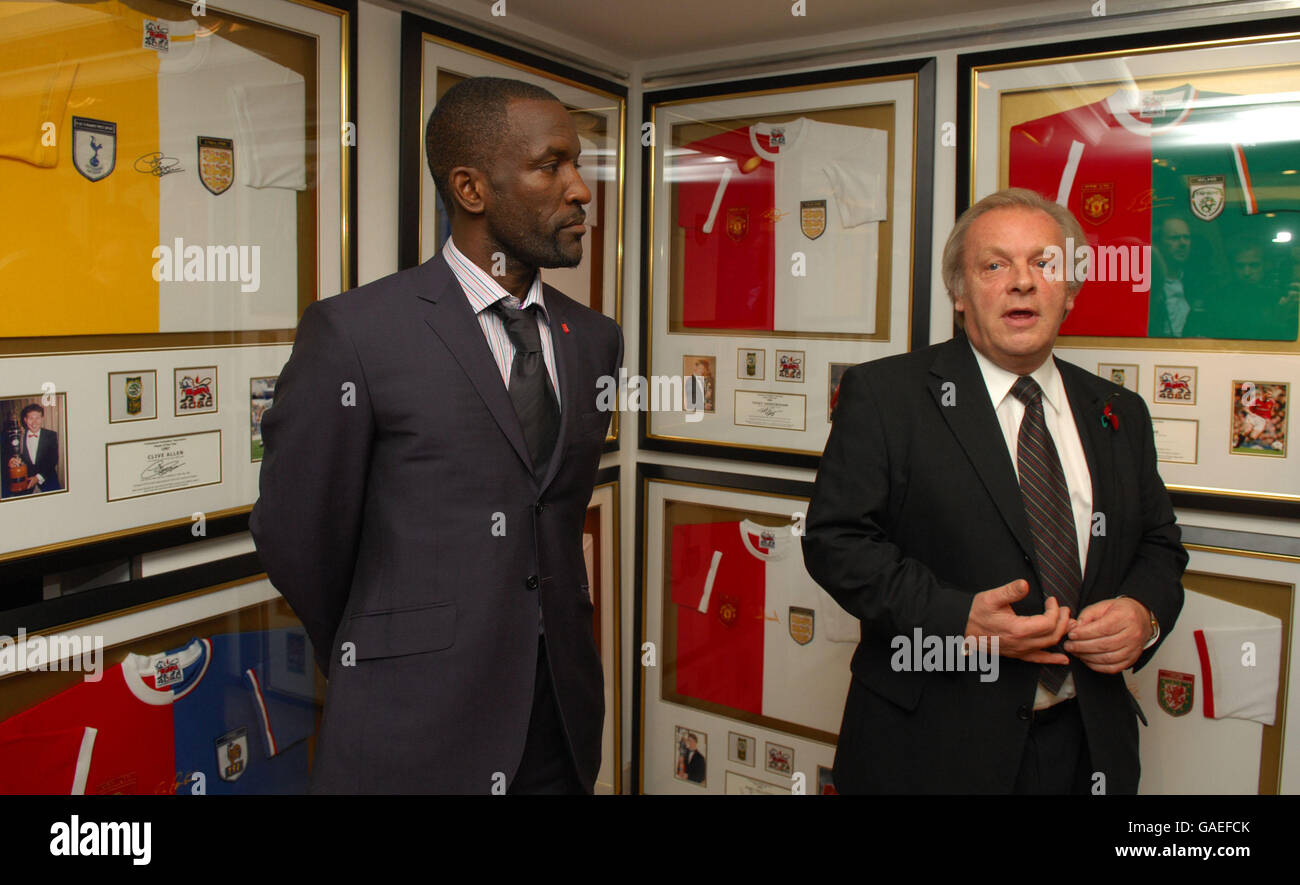 Chris Powell (L), Vorsitzender der PFA, hört zu, wie PFA-Chef Gordon Taylor bei der Eröffnung der Football Sale of the Century Collection in Harrods, London, spricht. Stockfoto