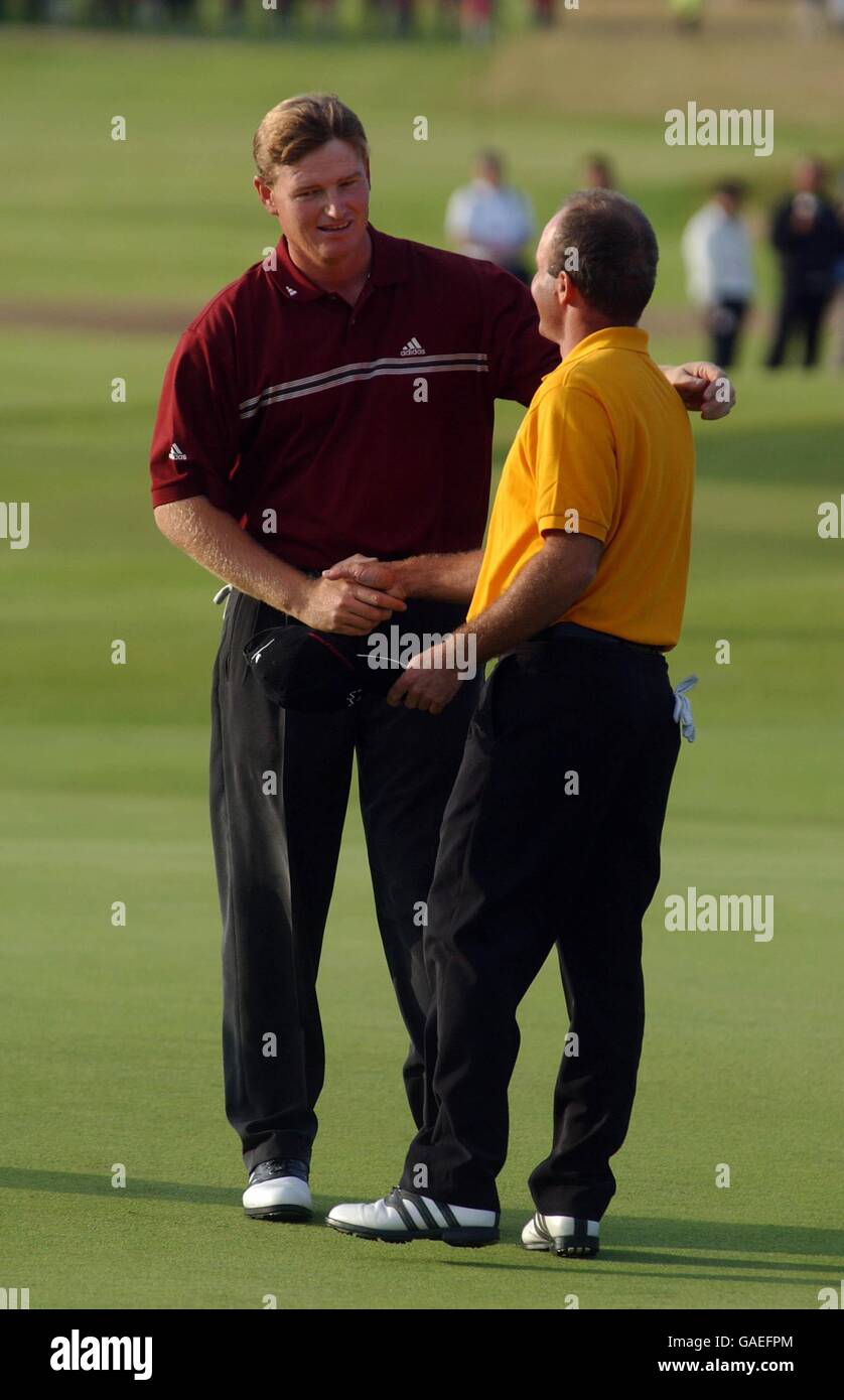 Golf - die 131. Open Golf Championship - Muirfield - vierte Runde. Der Gewinner der Open Championship, Ernie Els, schüttelt sich die Hände mit Thomas Levet Stockfoto