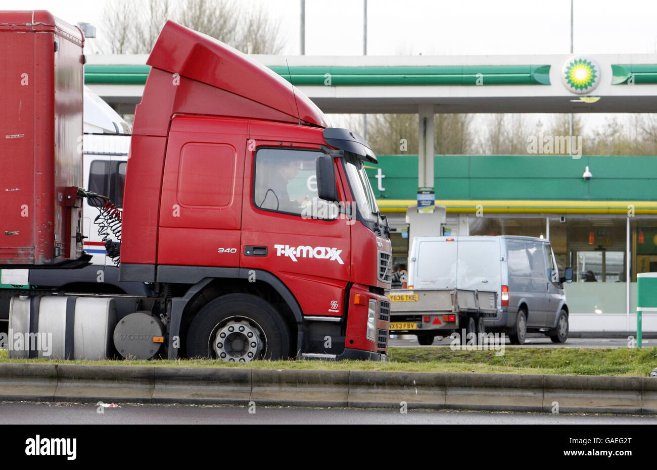 An einer Tankstelle auf der M8 in der Nähe von Harthill in Schottland füllen sich Lastwagen mit Kraftstoff. Stockfoto