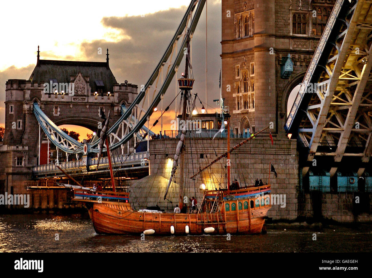 Tower Bridge wird angehoben, als der Johnny Roger, Capital FM Piratenschiff, segelt die Themse, um den on air Wettbewerb "A shipload of Cash" in Verbindung mit der Veröffentlichung von Pirates of the Caribbean 3 auf DVD, London zu fördern. Stockfoto