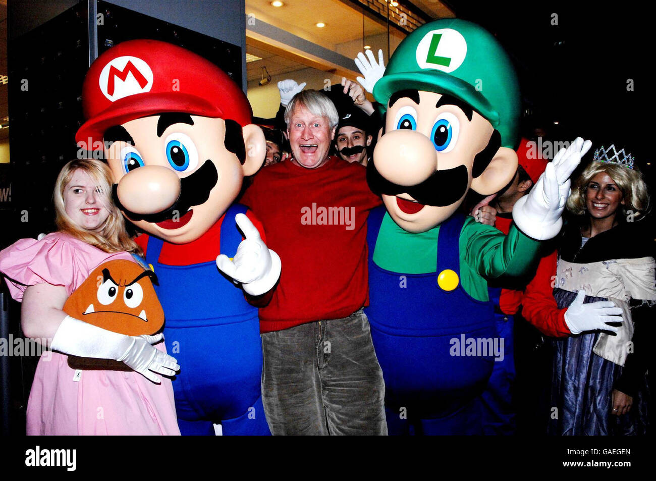 Die Stimme von Super Mario, Charles Martinet (Mitte), Posen mit Fans außerhalb SPIEL Oxford Street, Central London, am Abend, dass Super Mario Galaxy auf der Nintendo Wii geht auf den Verkauf in Großbritannien. Stockfoto