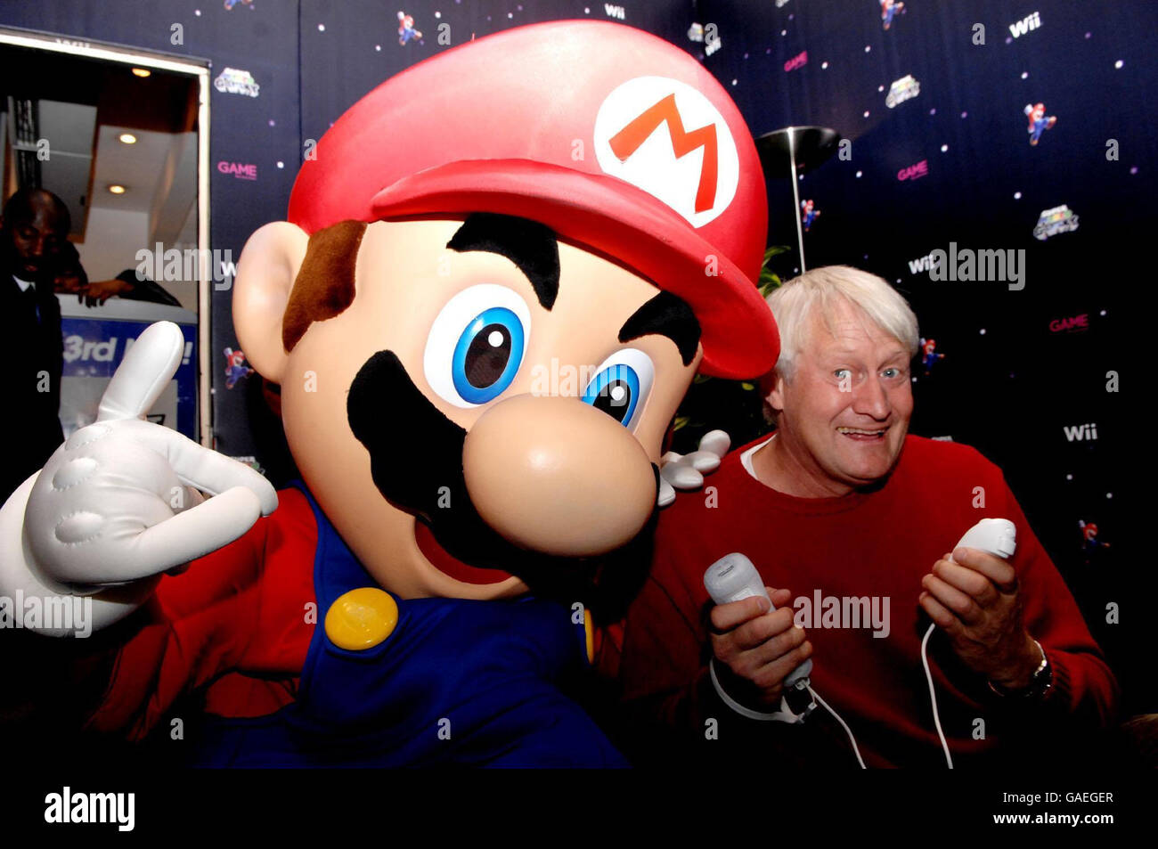 Die Stimme von Super Mario, Charles Martinet, posiert mit mario im SPIEL Oxford Street, im Zentrum von London, am Abend, an dem Super Mario Galaxy auf der Nintendo Wii in Großbritannien verkauft wird. Stockfoto