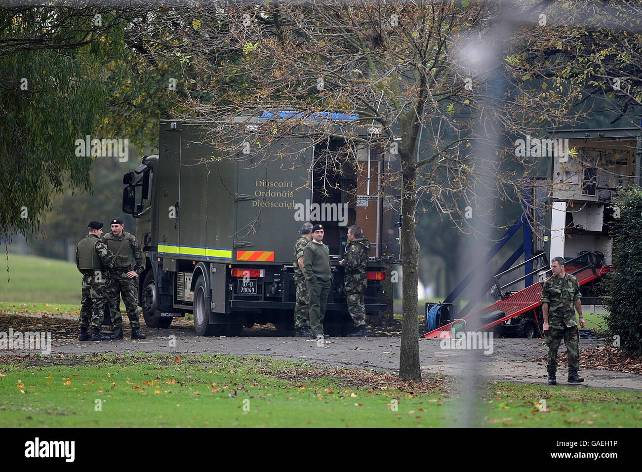 Armee Bombenentsorgungsexperten Demontage zwei Sprengstoffe im Fairview Park gefunden, im Norden von Dublin. . Stockfoto