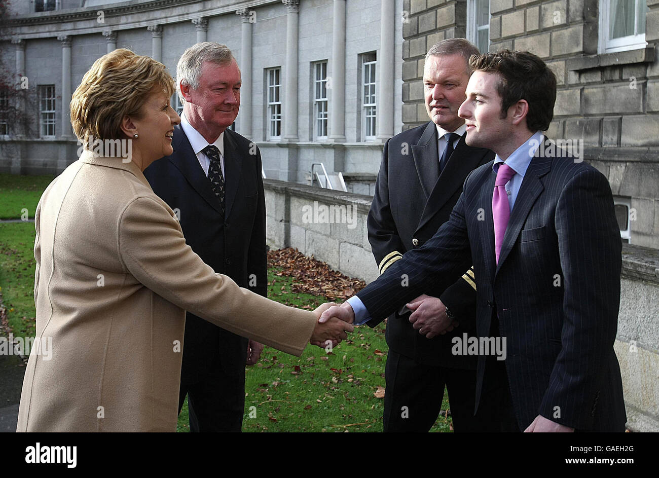 Die irische Präsidentin Mary McAleese (links) im Leinster House in Dublin, wo sie an einem offiziellen Empfang für Mitglieder des Europäischen Jugendparlaments teilnahm, begrüßt von Ceann Comhairle John O'Donoghue (Mitte links) und dem Co-Leiter der Veranstaltung, Andrew Byrne (rechts). Stockfoto