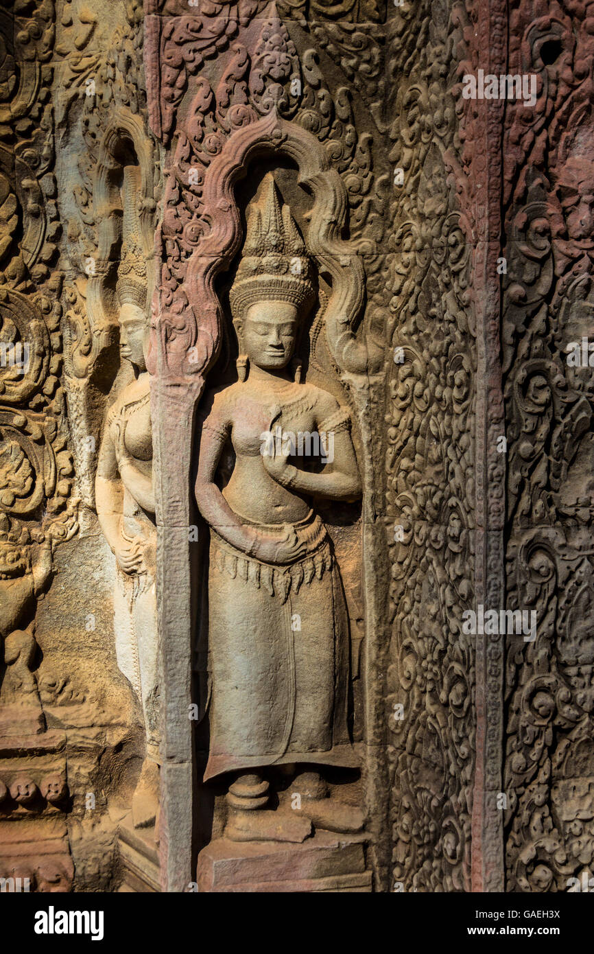 Apsaras eine alte Khmer-Kunst-Schnitzereien an der Wand in Ta Prohm Tempel, Angkor, Kambodscha Stockfoto