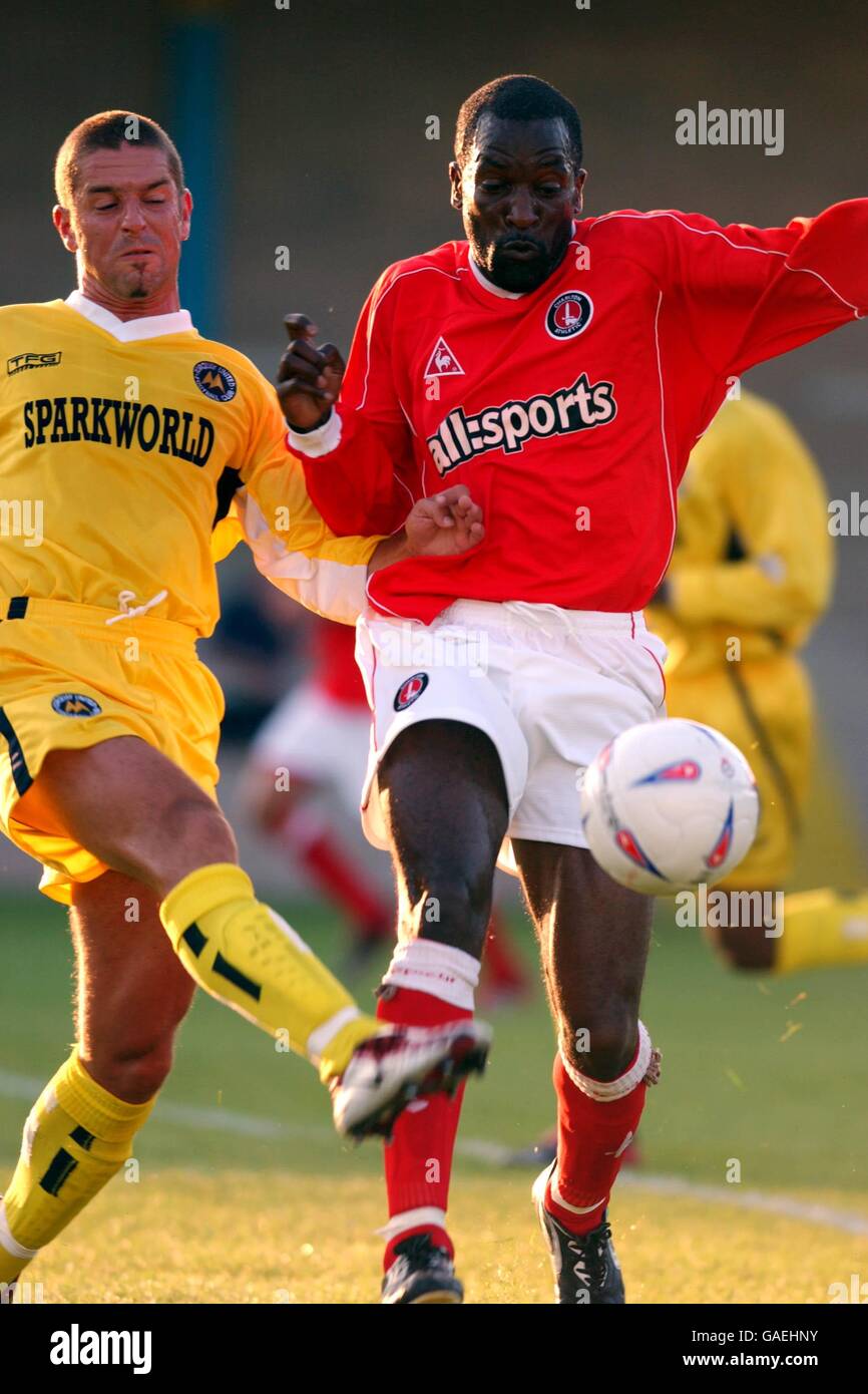 Fußball - freundlich - Torquay United / Charlton Athletic. l-r; Alex Russell von Torquay United fordert Chris Powell von Charlton Athletic heraus Stockfoto