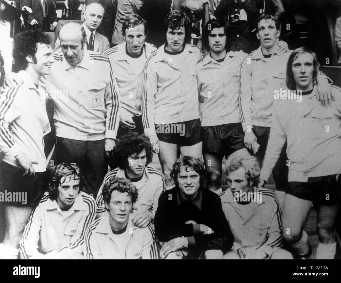 Europameister Westdeutschland nach dem Sieg über die UdSSR 3-0: (Hintere Reihe, l-r) Franz Beckenbauer, Trainer Helmut schon, Georg Schwarzenbeck, Jupp Heynckes, Gerd Muller, Dieter Hottges, Gunter Netzer; (vordere Reihe, l-r) Erwin Kremers, Herbert Wimmer, Paul Breitner, Sepp Maier, Uli Hoeness Stockfoto