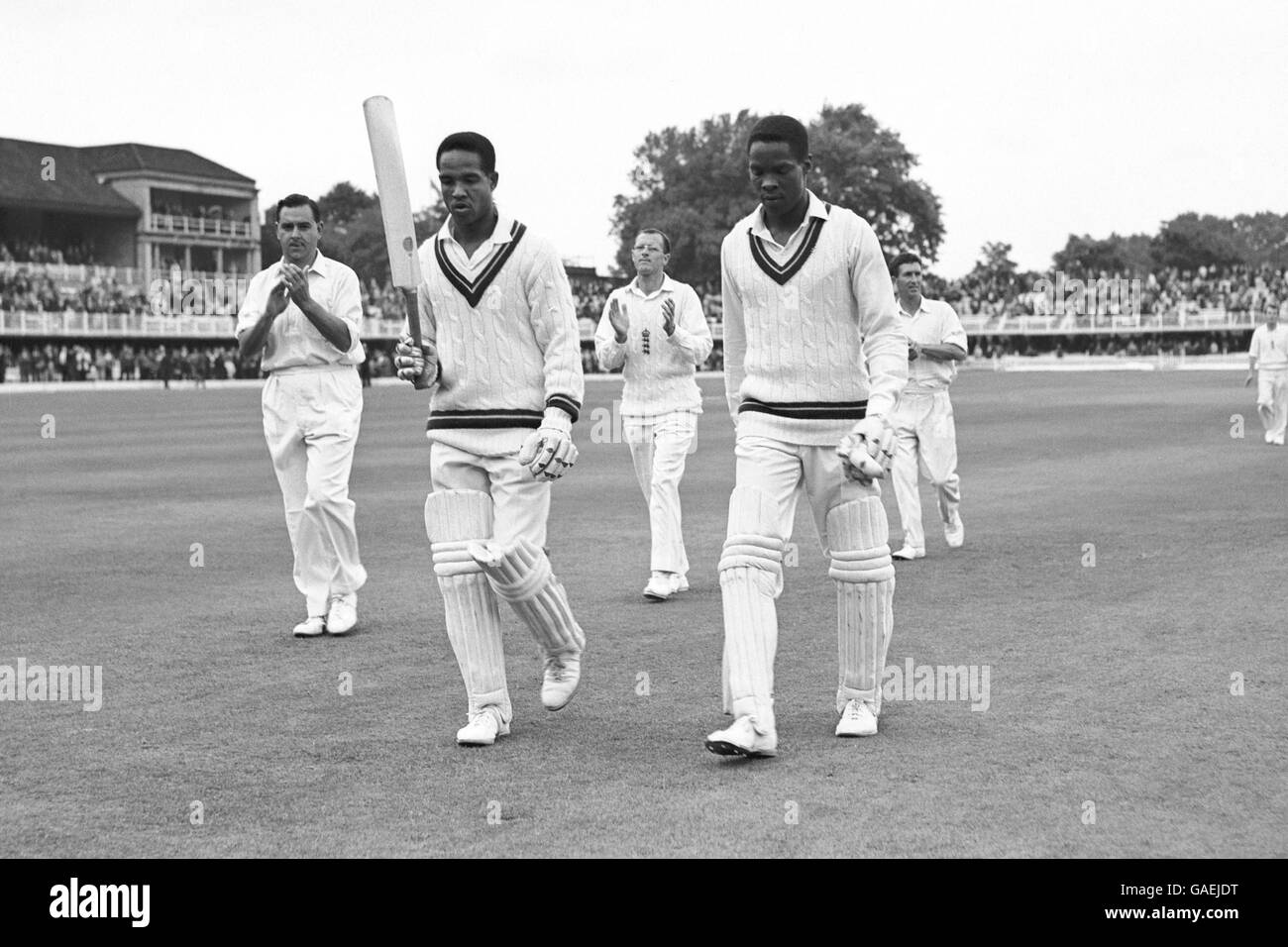 (L-R) Gary Sobers von West Indies erkennt die Menge an, als er am Ende des vierten Spieltages mit David Holford eingeht und 121 Punkte erzielt hat Stockfoto