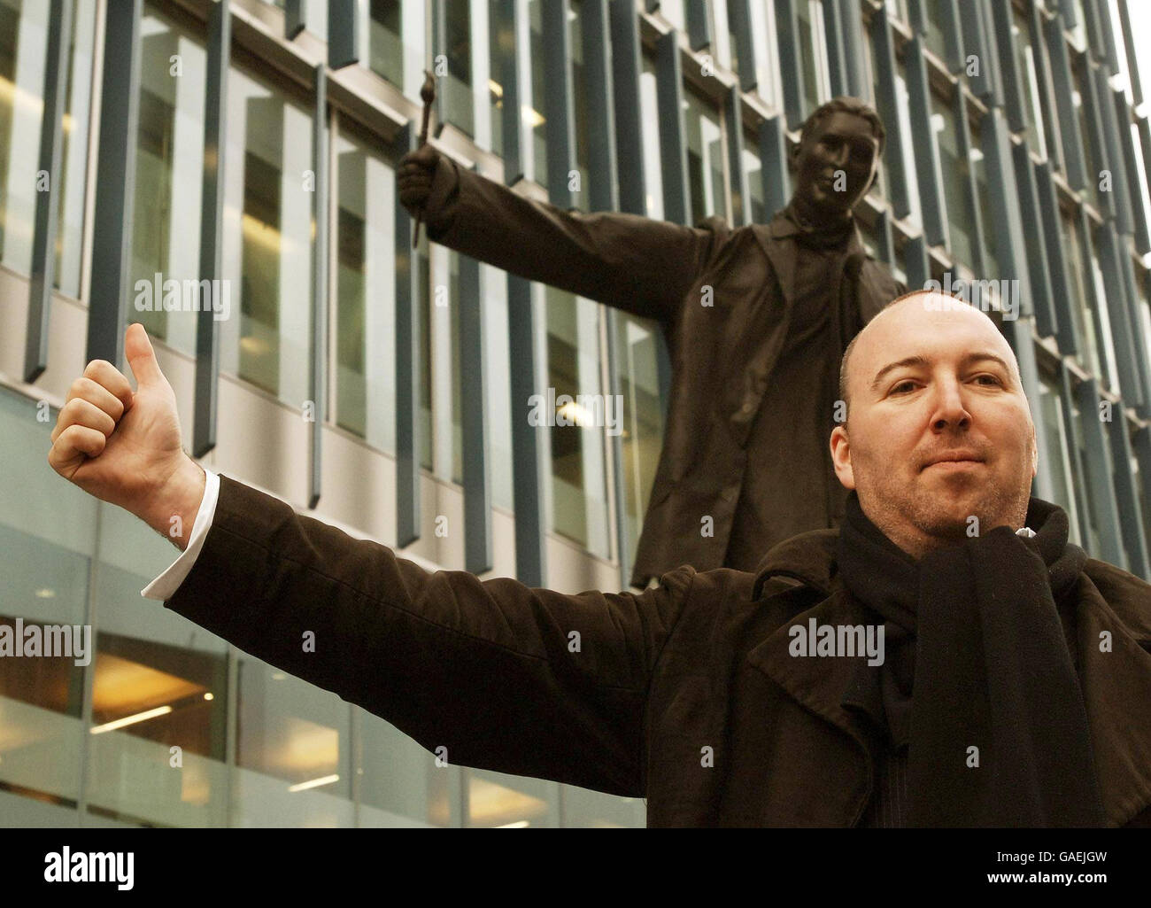 Der Künstler Andrew Shoben steht vor seiner interaktiven Statue mit dem Titel "Monument to the Unknown Artist", in der Nähe der Tate Modern Galerie im Süden Londons. Stockfoto