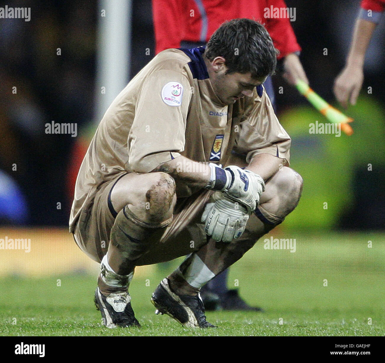 Fußball - UEFA-Europameisterschaft 2008 Qualifikation - Gruppe B - Schottland / Italien - Hampden Park. Der schottische Craig Gordon sitzt niedergeschlagen beim Vollzeitpfiff, nachdem er gegen Italien verloren hat Stockfoto