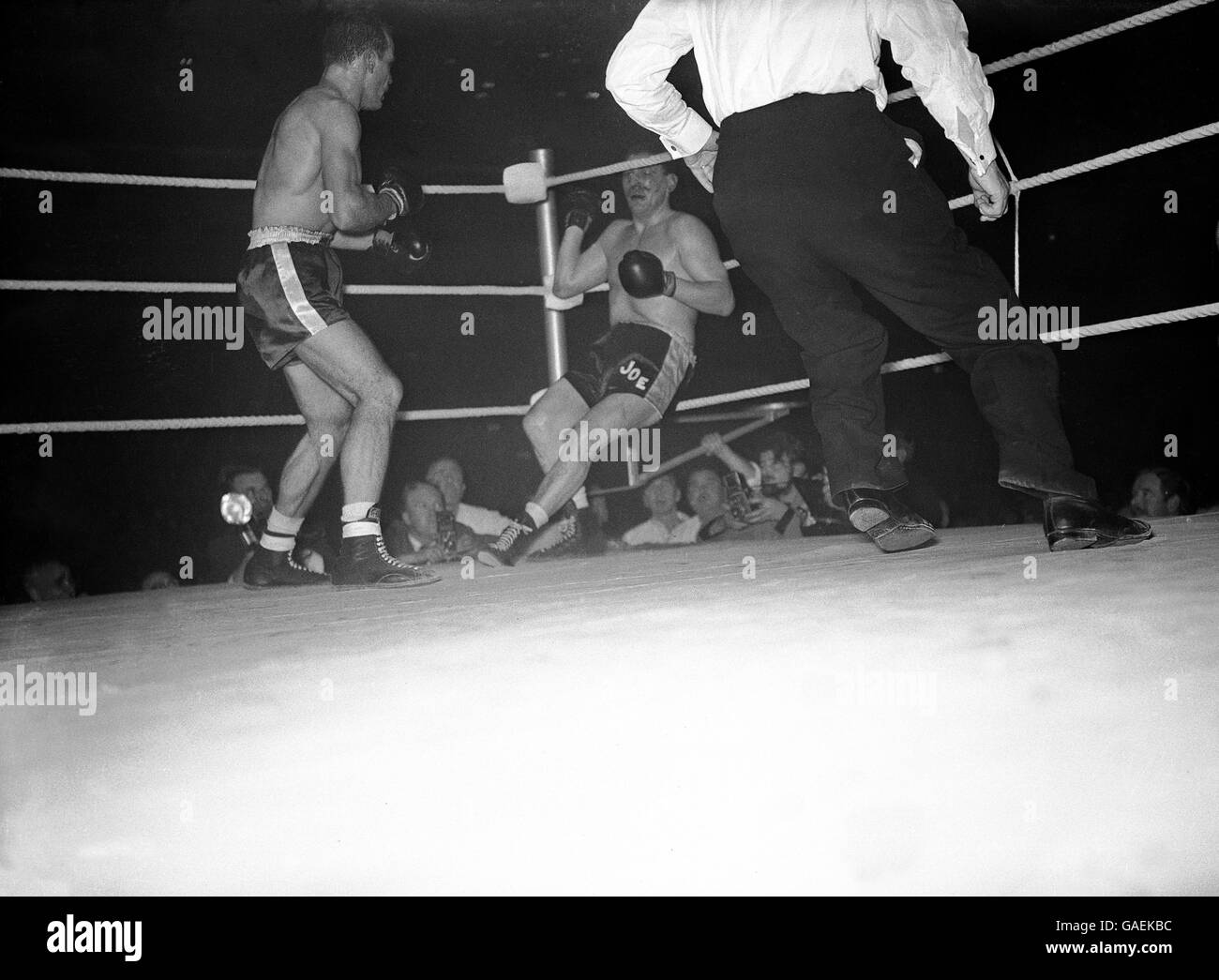 Joe Erskine (r) fällt nach Henry Cooper zwischen die Seile (l) lieferte den Knockout-Schlag in der zwölften Runde Stockfoto