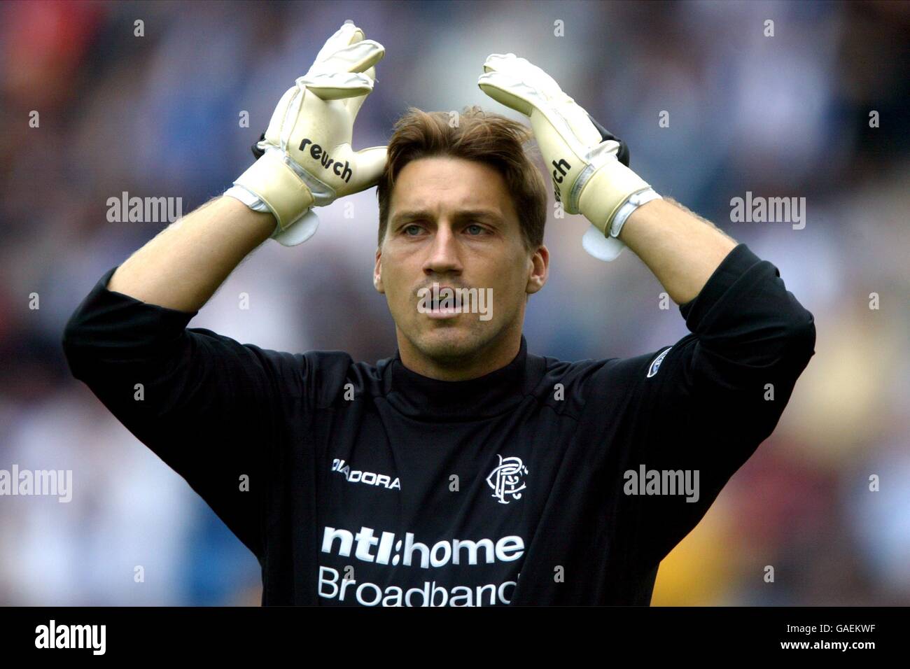 Fußball - Bank of Scotland Premier Division - Kilmarnock gegen Rangers. Rangers-Torhüter Stefan Klos hält seine Hände nach einer weiteren verpassten Chance gegen Kilmarnock an den Kopf Stockfoto