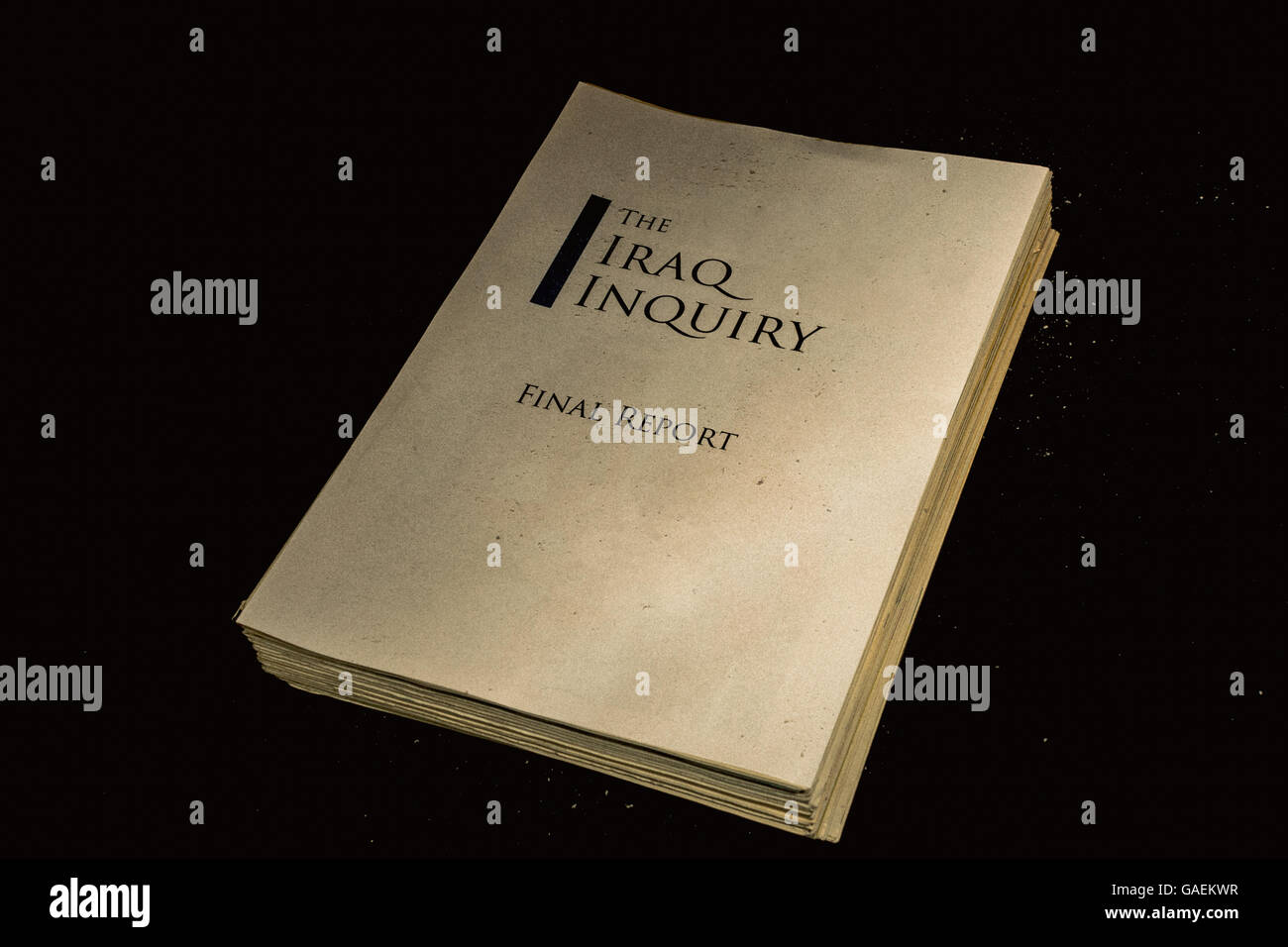 Eine illustrative "gealtert" Kopie des der Irak-Untersuchungsbericht, Hervorhebung, wie lange es dauerte, bevor er freigelassen. Stockfoto
