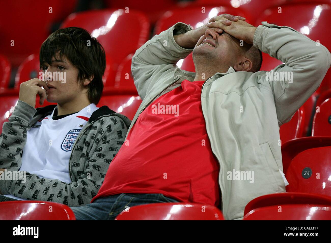 Fußball - UEFA-Europameisterschaft 2008 Qualifikation - Gruppe E - England gegen Kroatien - Wembley-Stadion. England-Fans sitzen niedergeschlagen, nachdem ihre Mannschaft sich nicht für die UEFA-Europameisterschaft qualifiziert hat Stockfoto