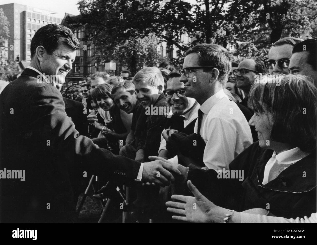 Senator Edward M. Kennedy schüttelt Hände mit Studenten, wie er an der Universität Hamburg in Deutschland bei einem dreitägigen Besuch kommt in Fonds-Antriebe für die John F. Kennedy Memorial Library in Boston gebaut werden zu stärken. Stockfoto