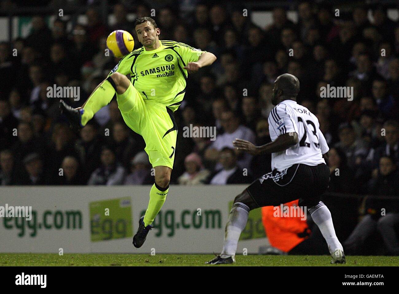 Fußball - Barclays Premier League - Derby County / Chelsea - Pride Park. Chelseas Andriy Shevchenko (links) steuert den Ball in der Luft. Stockfoto