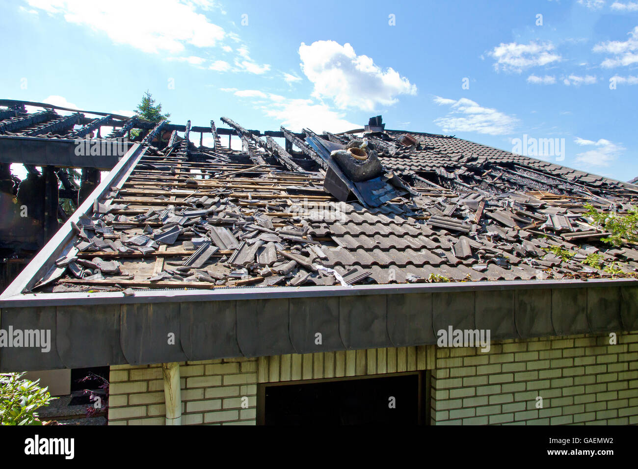 Haus Brannte Nach Einem Blitzeinschlag Stockfoto Bild 109732478