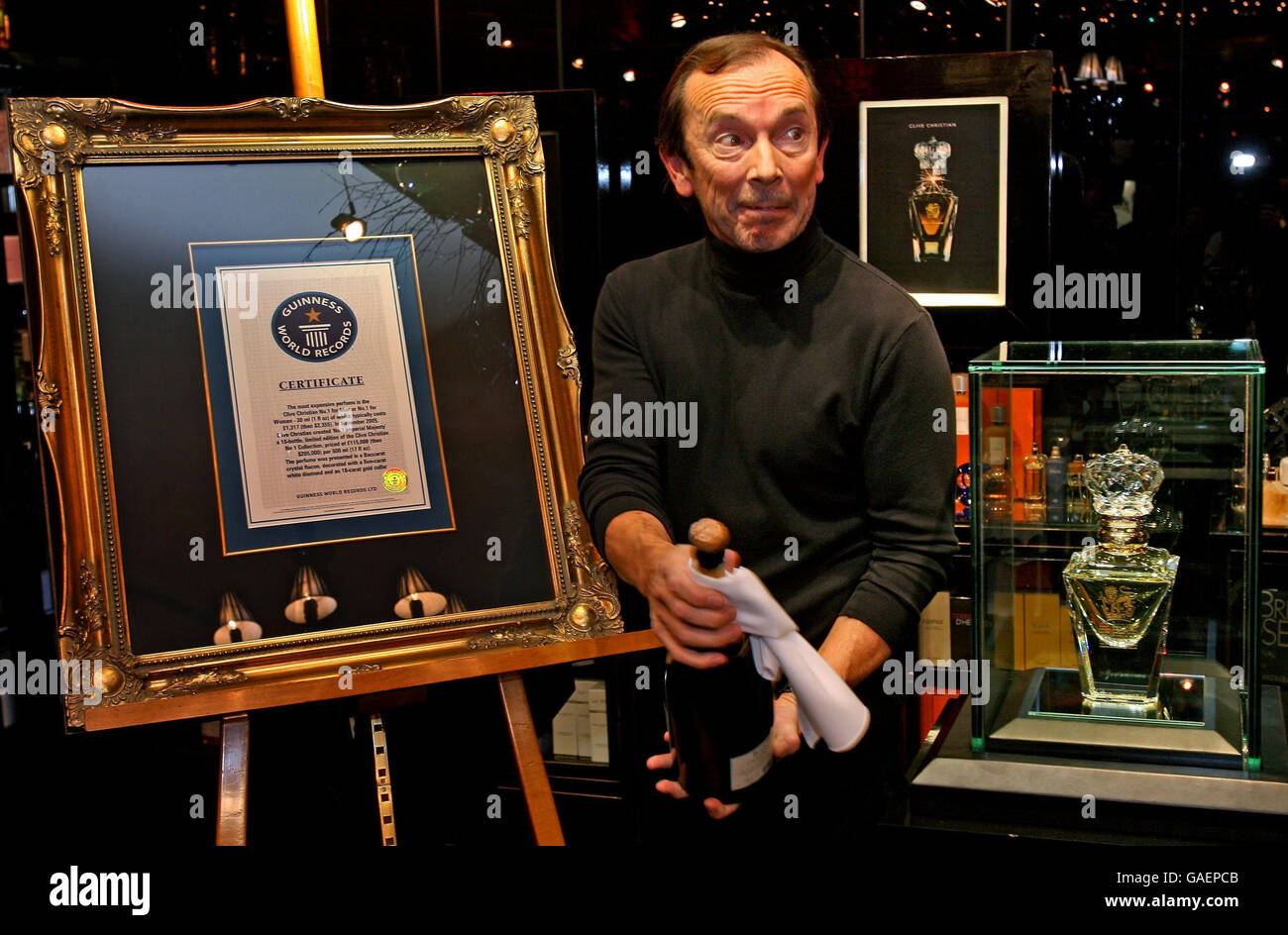 Clive Christian feiert den Guinness Weltrekord für das teuerste Parfüm der  Welt in Harrods, London Stockfotografie - Alamy
