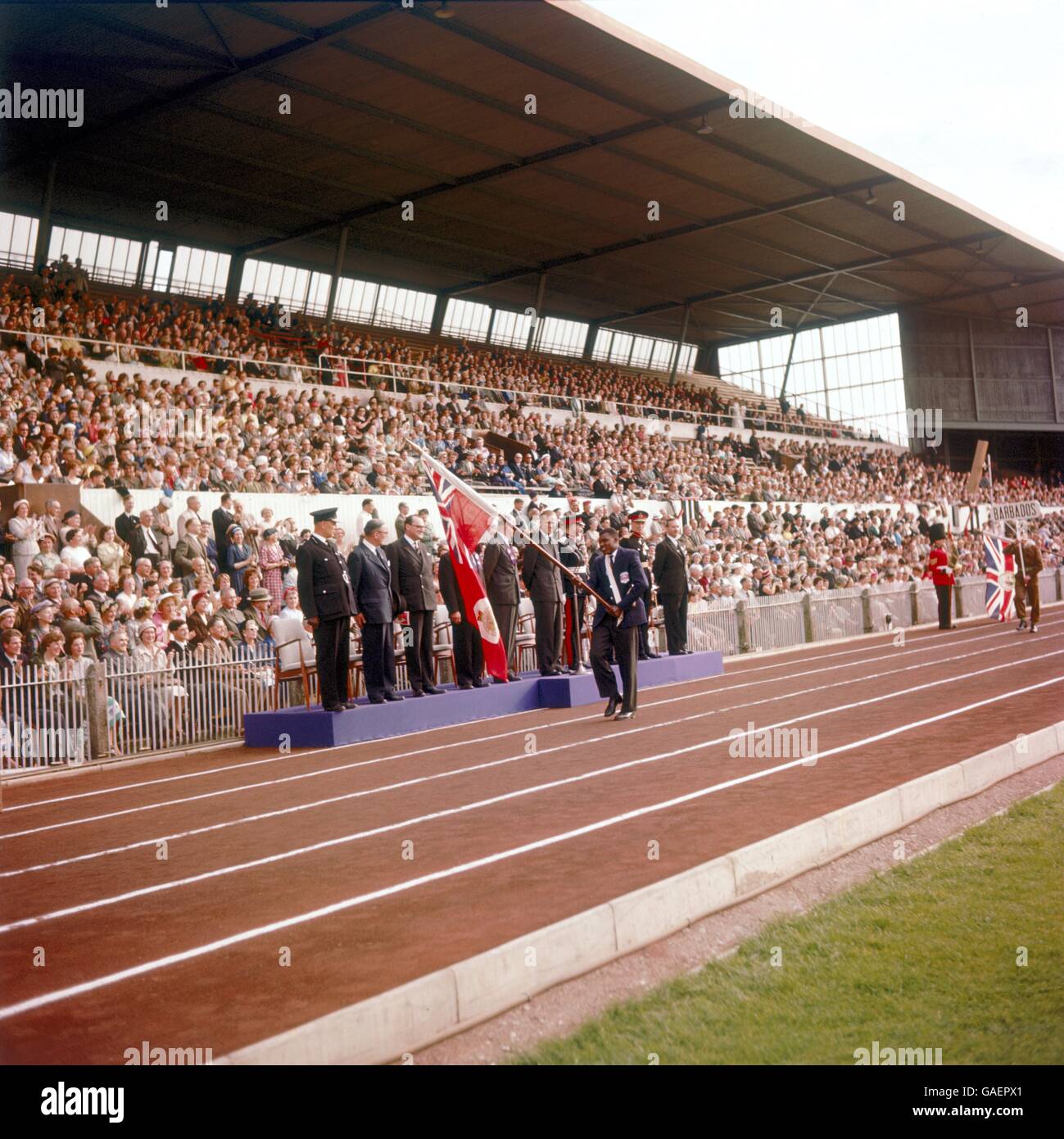 Thomas Robinson, der alleinige Vertreter der Bahamas bei den Spielen, trägt die Flagge bei der Eröffnungszeremonie am Herzog von Edinburgh vorbei Stockfoto