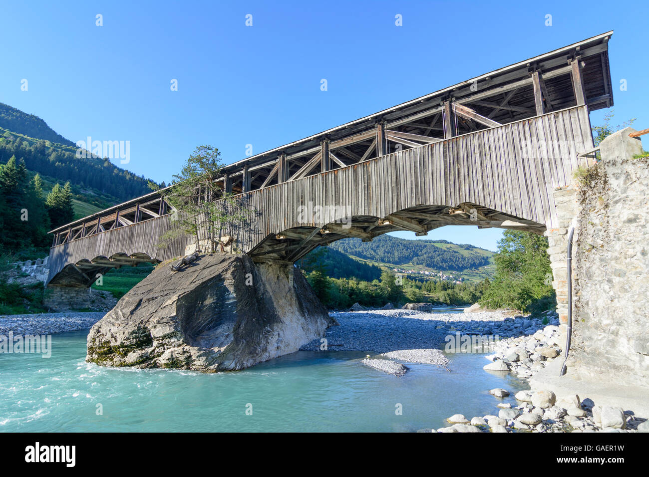 Gesendeten gedeckte hölzerne Brücke über den Inn im Unterengadin Sur En Schweiz Graubünden, Graubünden Unterengadin, Stockfoto