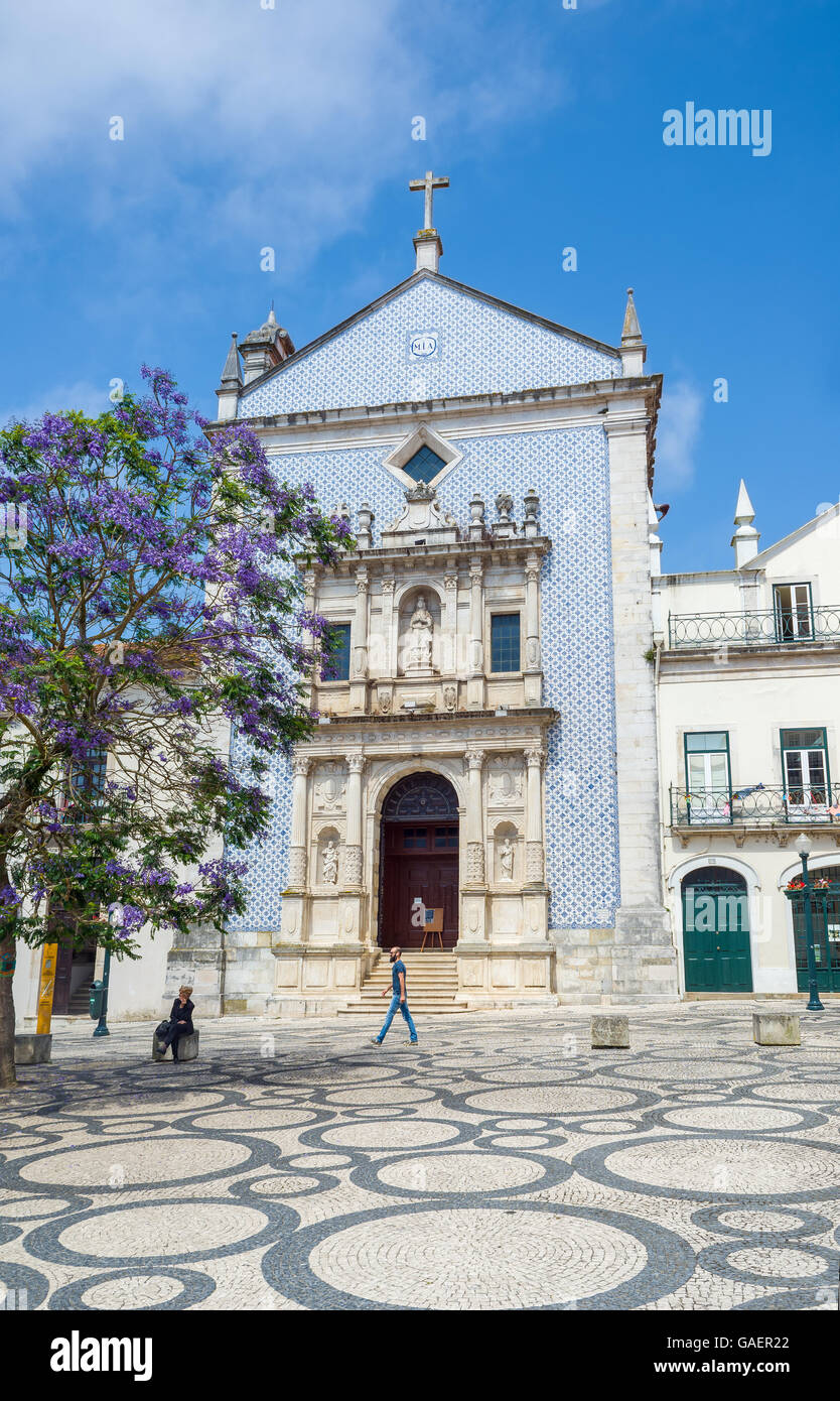 Menschen zu Fuß vor der Igreja da Misericordia in Aveiro, Portugal. Stockfoto