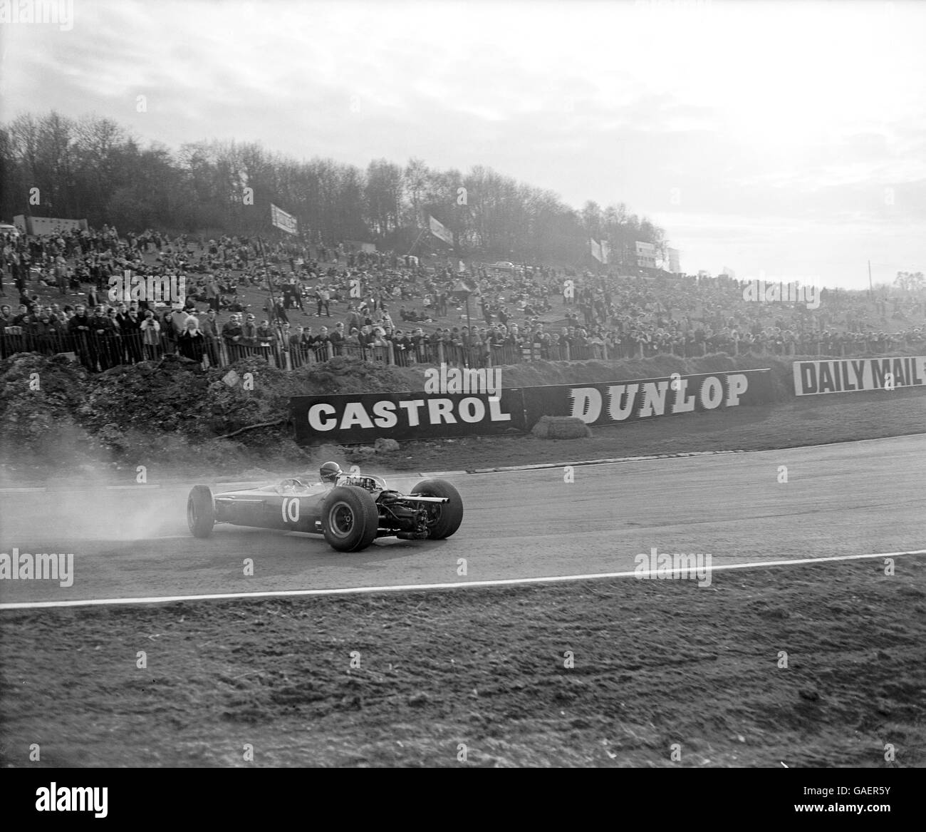 Jochen Rindt dreht sich, nachdem er eine Ecke zu eng genommen hat Stockfoto
