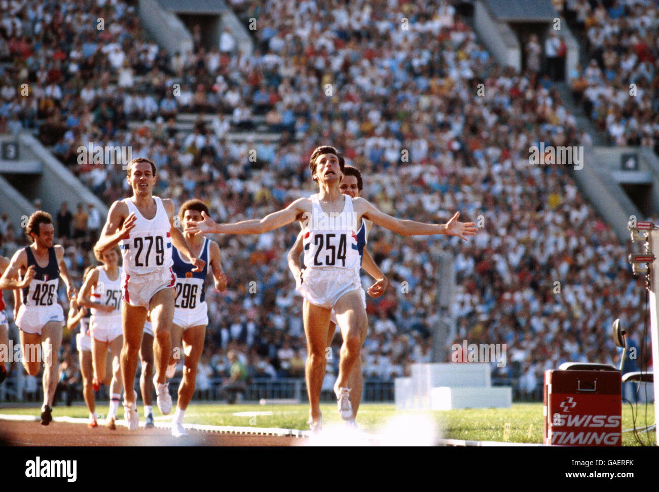 Der britische Sebcoe (r) feiert den Gewinn von Gold, als er die Linie vor Jurgen Straub (r, versteckt) und seinem Teamkollegen Steve Ovett (l) überquert. Stockfoto