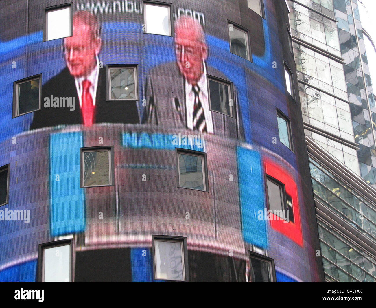 Während einer spektakulären Eröffnung der Nasdaq-Börse am New Yorker Times Square, die auf eine siebenstöckige Leinwand projiziert und live in den Vereinigten Staaten übertragen wurde, Nordirlands erster Minister Ian Paisley und der stellvertretende erste Minister Martin McGuinness wurden von führenden irischen Amerikanern begrüßt, nachdem sie sagten, dass Nordirland bereit sei, Geschäfte mit den Vereinigten Staaten zu machen. Stockfoto