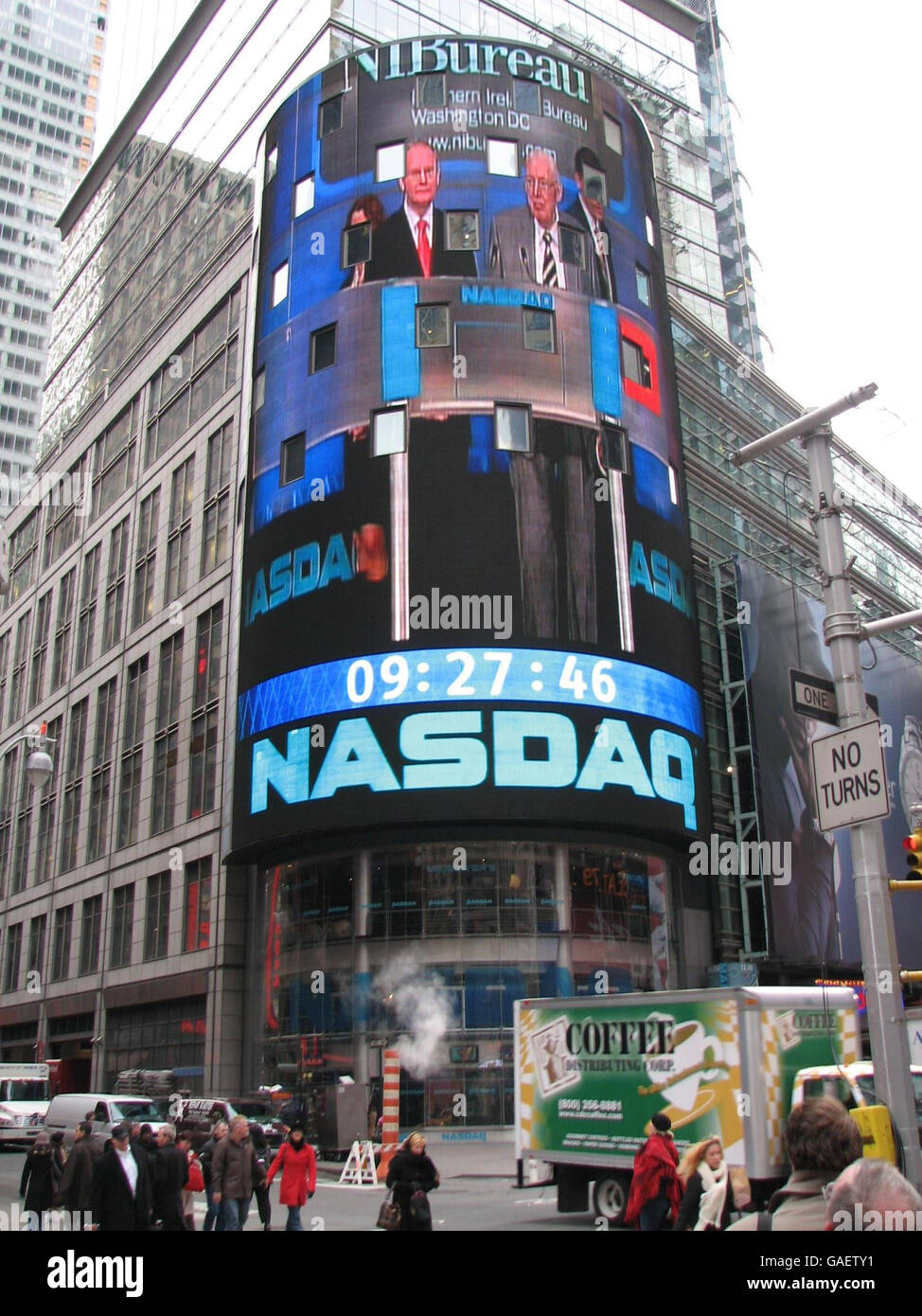 Während einer spektakulären Eröffnung der Nasdaq-Börse am New Yorker Times Square, die auf eine siebenstöckige Leinwand projiziert und live in den Vereinigten Staaten übertragen wurde, Nordirlands erster Minister Ian Paisley und der stellvertretende erste Minister Martin McGuinness wurden von führenden irischen Amerikanern begrüßt, nachdem sie sagten, dass Nordirland bereit sei, Geschäfte mit den Vereinigten Staaten zu machen. Stockfoto