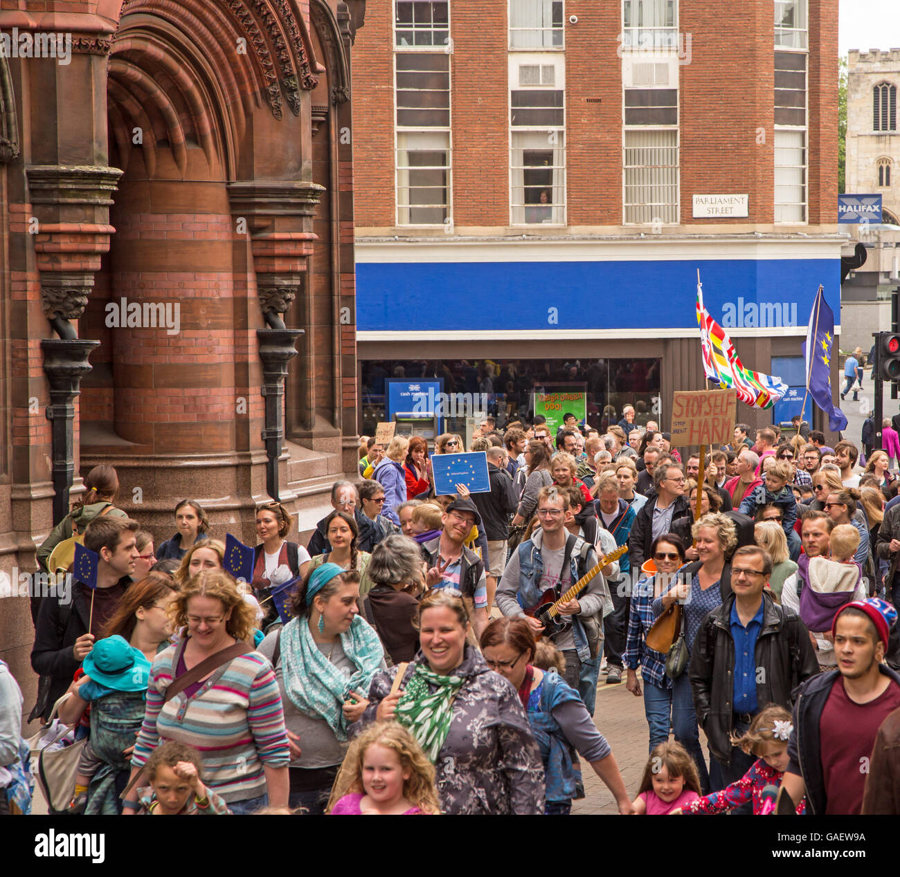 York, England. 2. Juli 2016 über 1000 Unterstützer von Großbritannien bleiben in der Europäischen Union (EU) marschierten durch York. Stockfoto