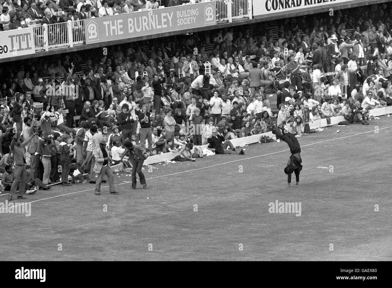 Eine jubelende West-indische Unterstützerin feiert mit einem Handstand, als die ersten Innings von West Indies am ersten Tag des Finaltests zwischen England und West Indies bei Lord's die 300-Marke erreichen. Am Ende des Spiels waren die Westindischen Inseln 335 für 4 - Rohan Kanhai hatte 156 Punkte nicht aus. Stockfoto