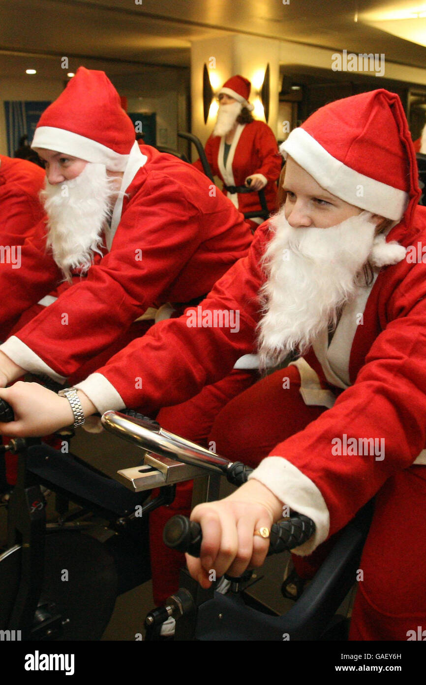 Santas wärmen sich im Escape Gym in Edinburgh für den jährlichen Great Scottish Santa Run auf, der am 16. Dezember Geld für Kinder mit lebensbedrohlichen Krankheiten sammeln soll. Stockfoto