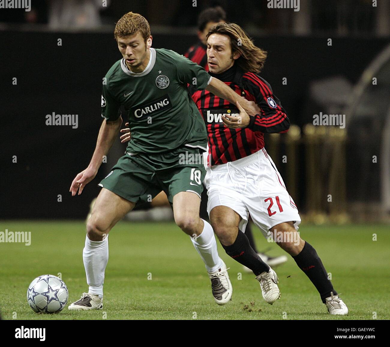 Fußball - UEFA Champions League - Gruppe D - AC Mailand / Celtic - Stadio Giuseppe Meazza. Massimo Donati von Celtic (links) und Andrea Pirlo vom AC Mailand kämpfen während des UEFA Champions League-Spiels in San Siro um den Ball. Stockfoto