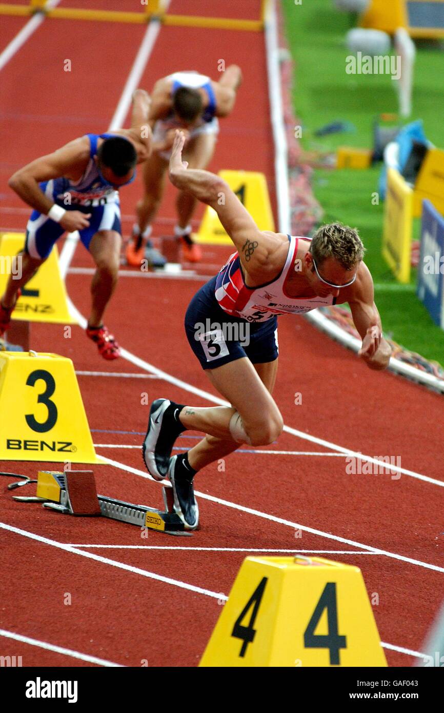 Leichtathletik - Leichtathletik-Europameisterschaften - München 2002 - 400m Hürdenfinale. Der Großbritanniens Chris Rawlinson startet beim 400-m-Hürdenfinale der Männer in den Startschuss Stockfoto