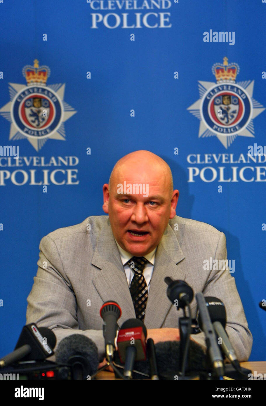 Detective Superintendent Tony Hutchinson von Cleveland Police, der heute einer Pressekonferenz im Cleveland Police HQ, Ladgate Lane, Middlesbrough, erzählte, dass John Darwin, der Mann, der fünf Jahre nach seiner befürchteten Ertrinke auftauchte, gestern Nacht wegen Betrugssinnungsverdacht verhaftet wurde. Stockfoto