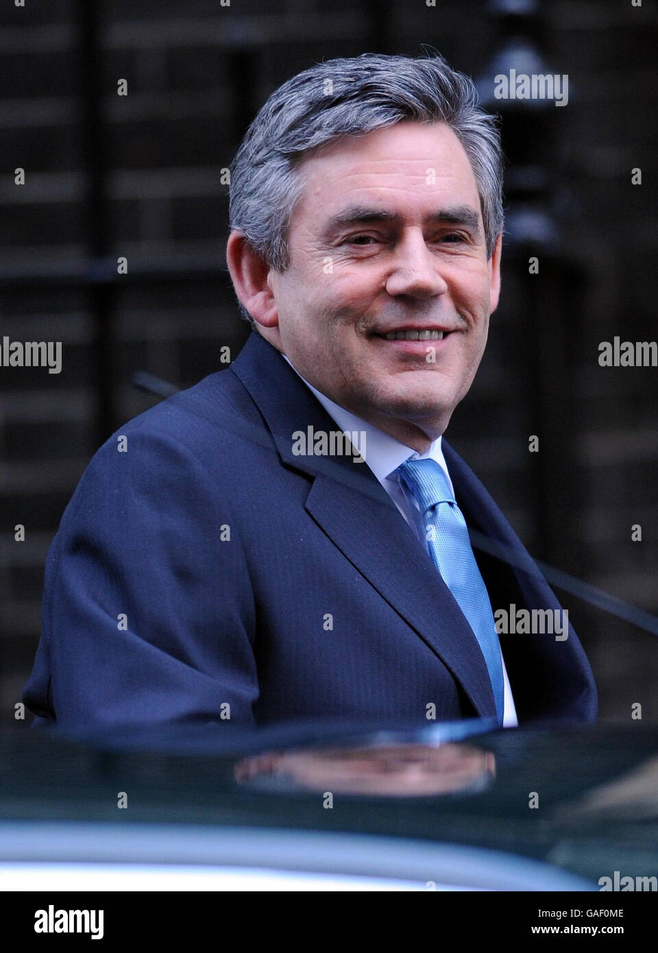 Der britische Premierminister Gordon Brown verlässt die Downing Street 10, um Fragen des Premierministers im Unterhaus zu stellen. Stockfoto