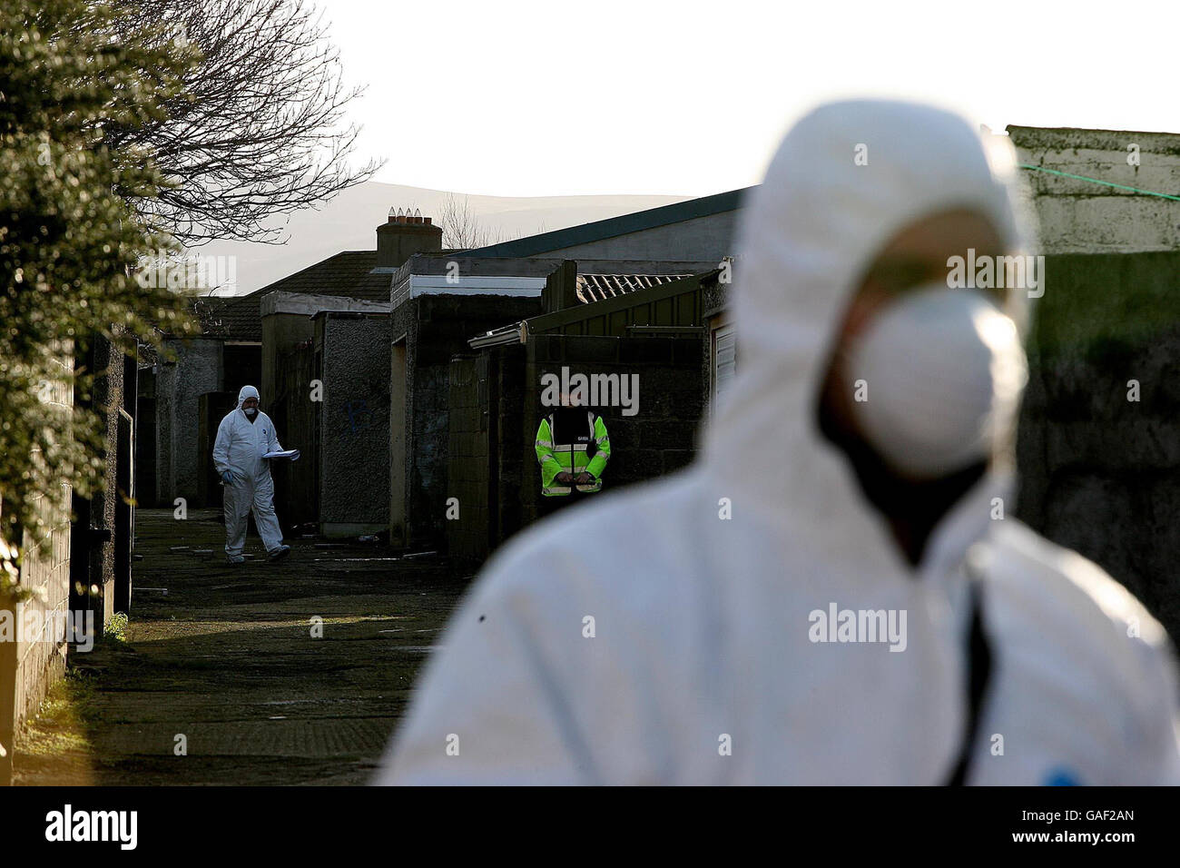 Forensische Gardai-Offiziere am Tatort des tödlichen Stichs in einem Durchgang an der Beechfield Road im Walkinstown-Viertel von Dublin. Stockfoto