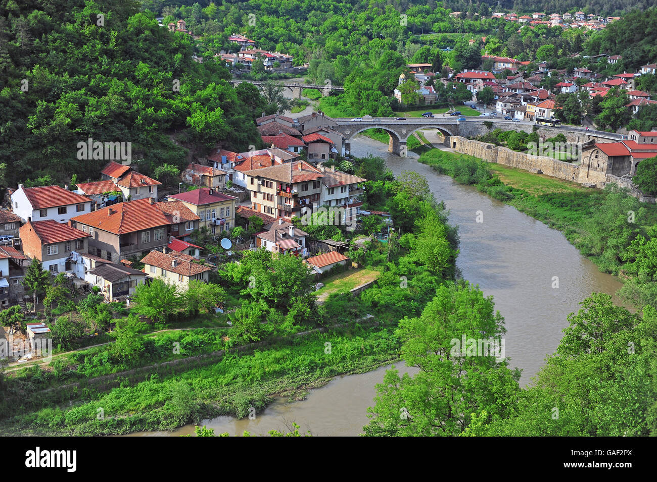 Blick auf die alte Brücke in der Stadt Veliko Tarnovo, West-Bulgarien Stockfoto