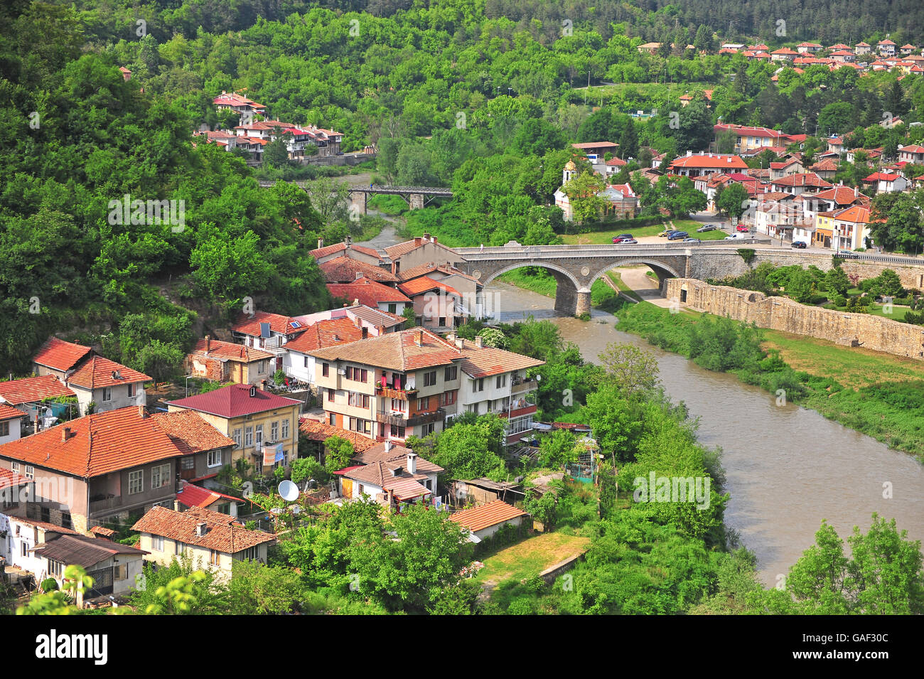Fluss in Veliko Tarnovo Stadt in West-Bulgarien Stockfoto